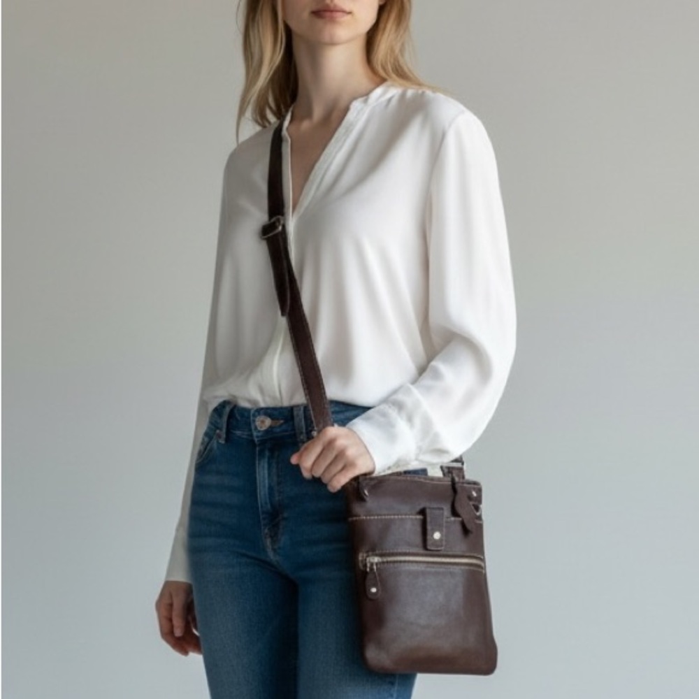 Vintage 90’s Roots Pebbled Leather Crossbody Flat Bag